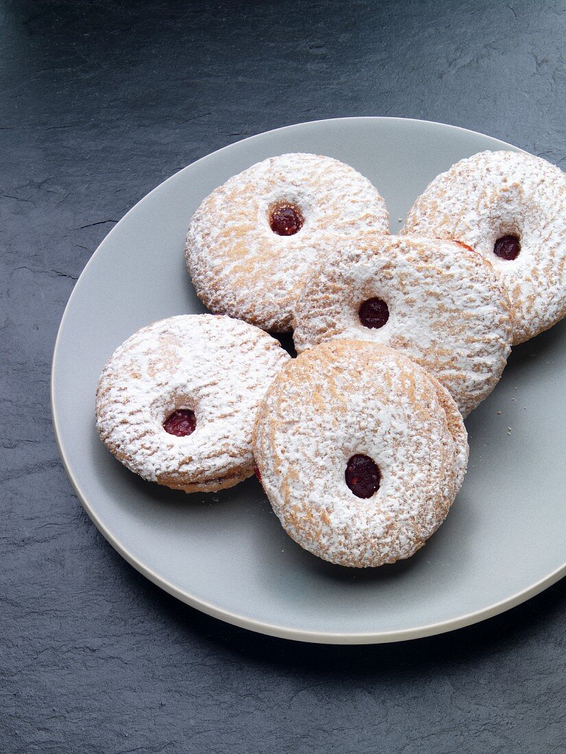 Raspberry-filled biscuits dusted with icing sugar