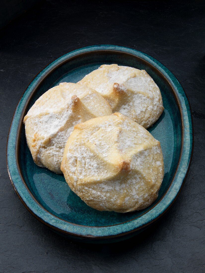 Shortbread Cookies mit Schokoladenfüllung und Puderzucker