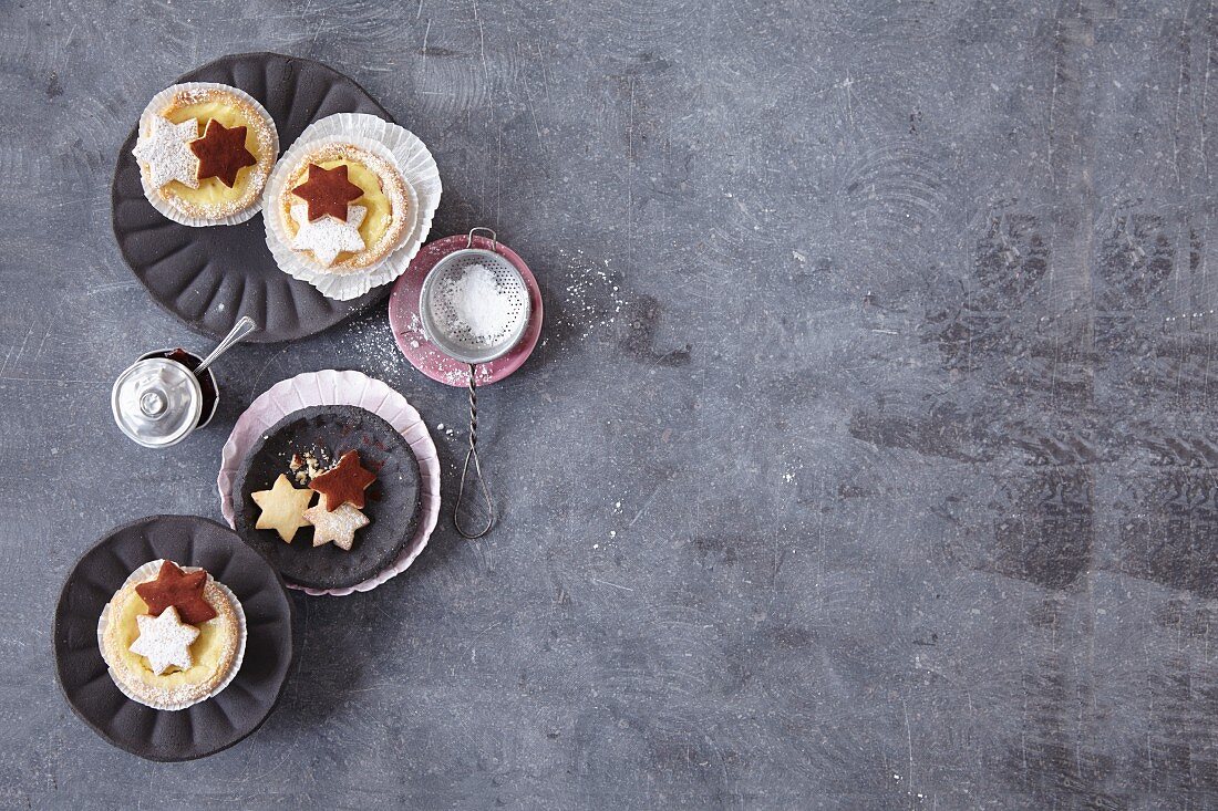 Mini cheesecakes with icing sugar (Christmas)