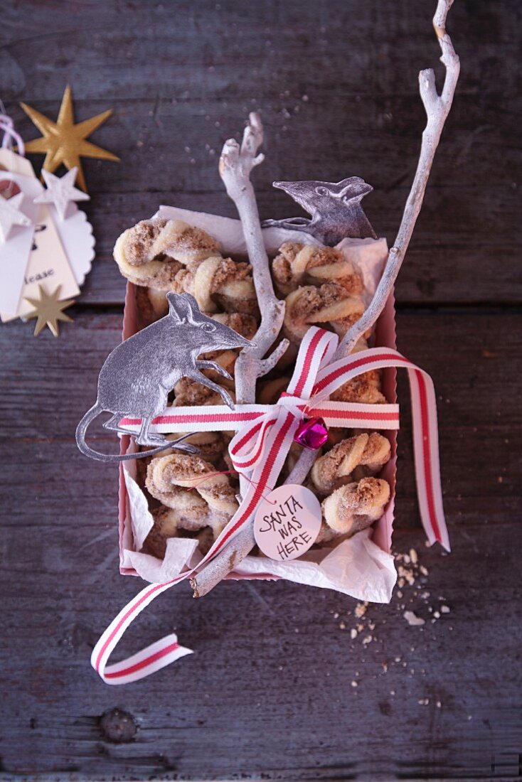 Spekulatiusbrezeln (German Christmas shortcrust biscuit pretzels)