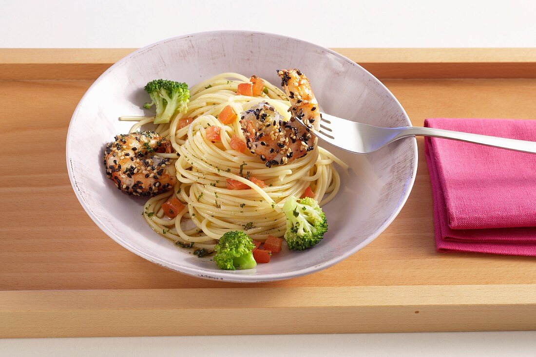 Spaghetti with sesame seed prawns and broccoli