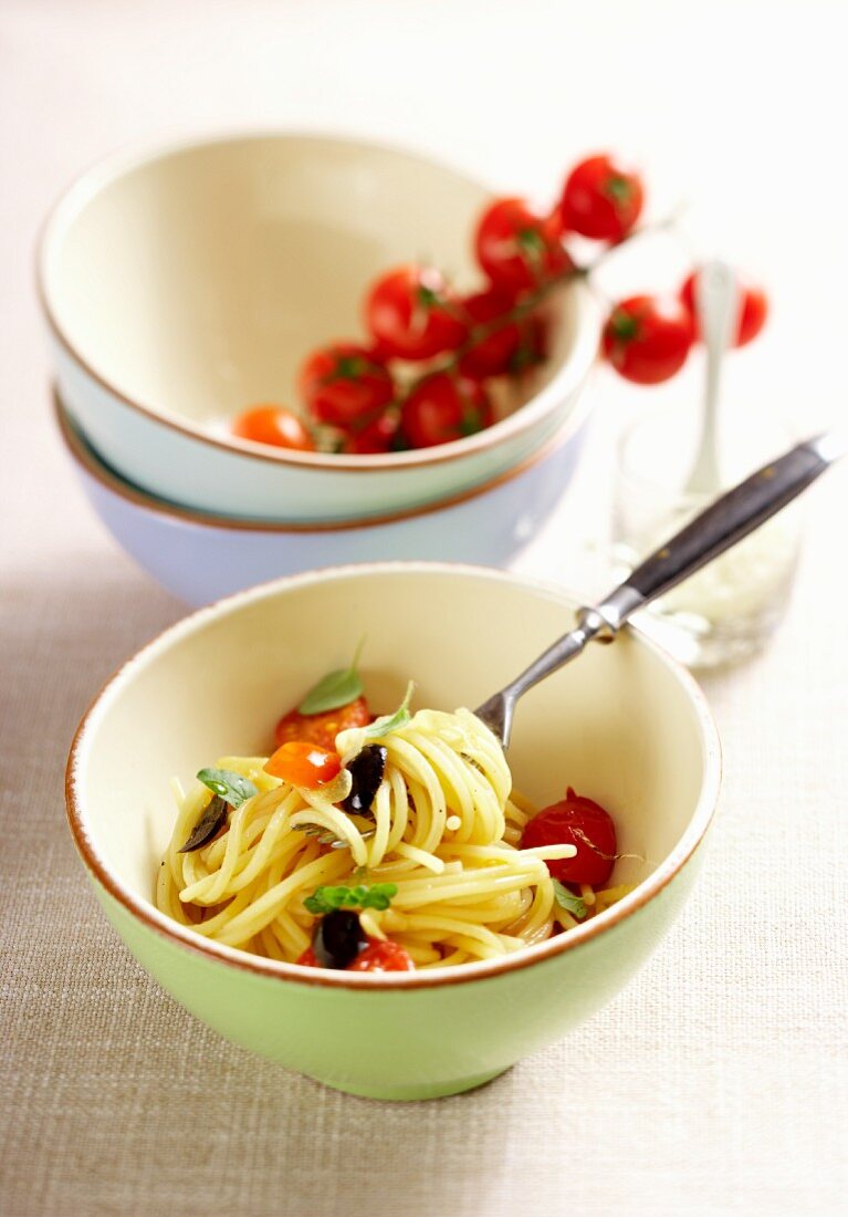 Spaghetti mit Tomaten und Oliven