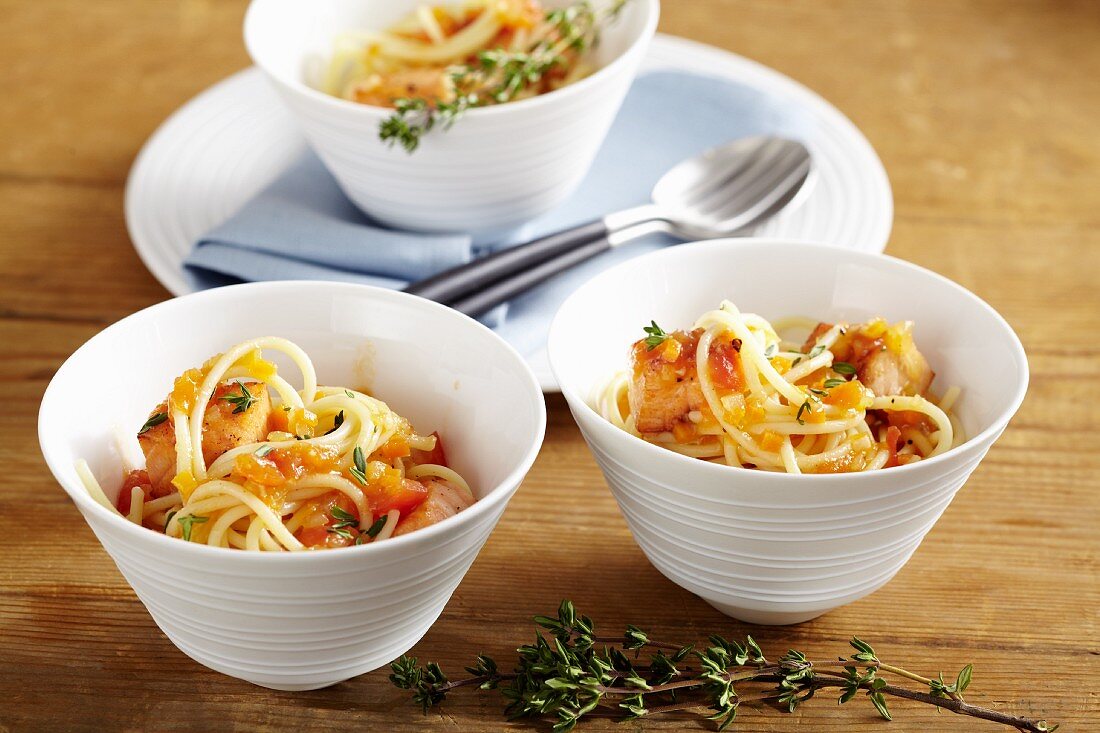 Spaghetti mit Lachs und Tomatensauce