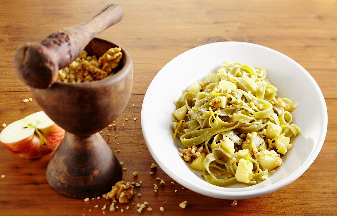 Tagliatelle verde con sapore (Pasta mit Apfel und Walnüssen, Italien)