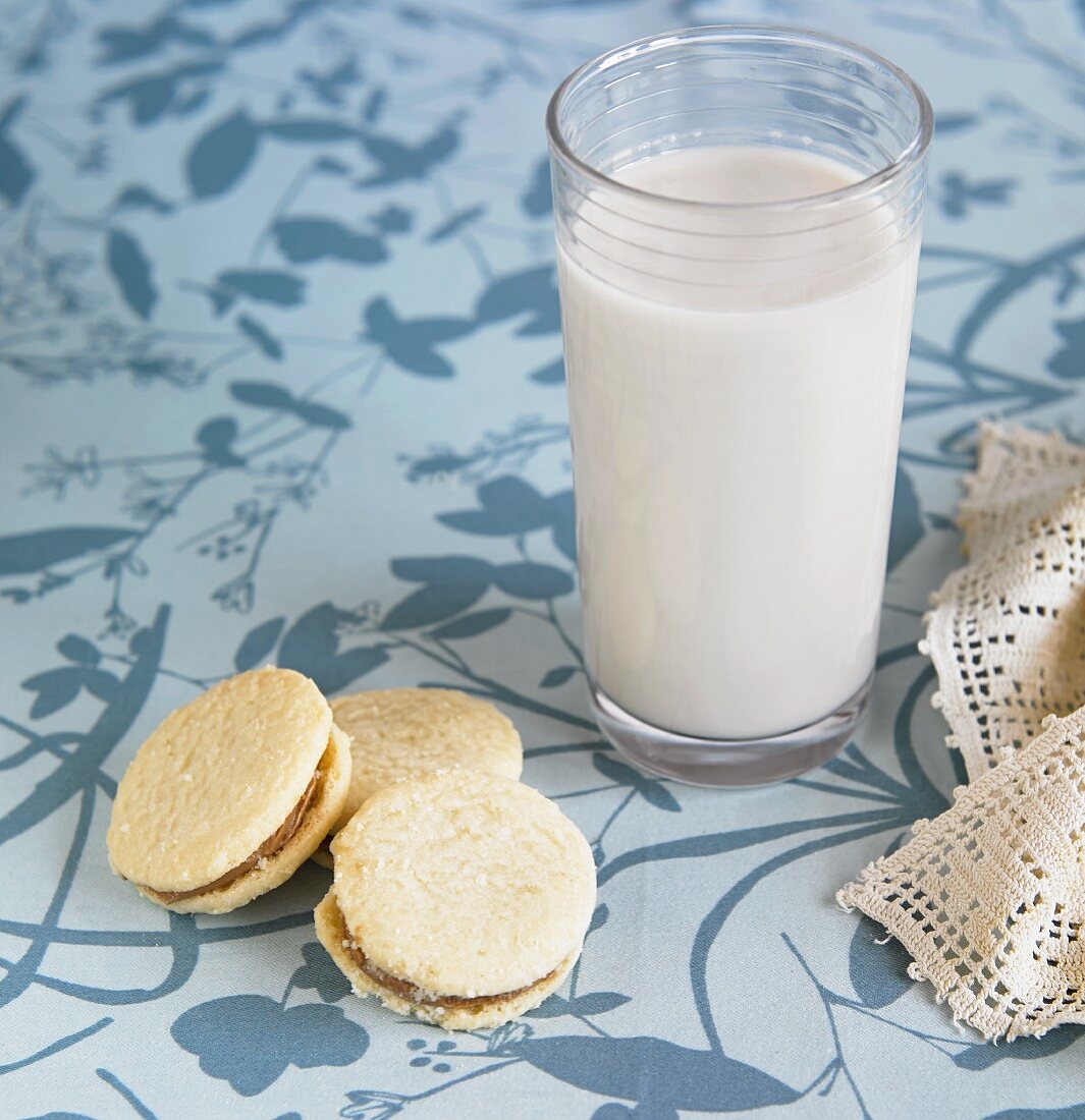 Getreidemilch mit Keksen