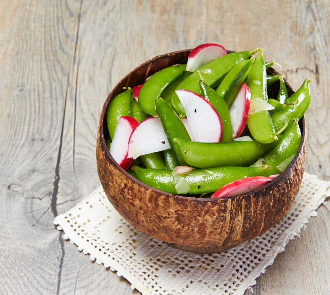 Mange tout salad with radishes, onions and pepper
