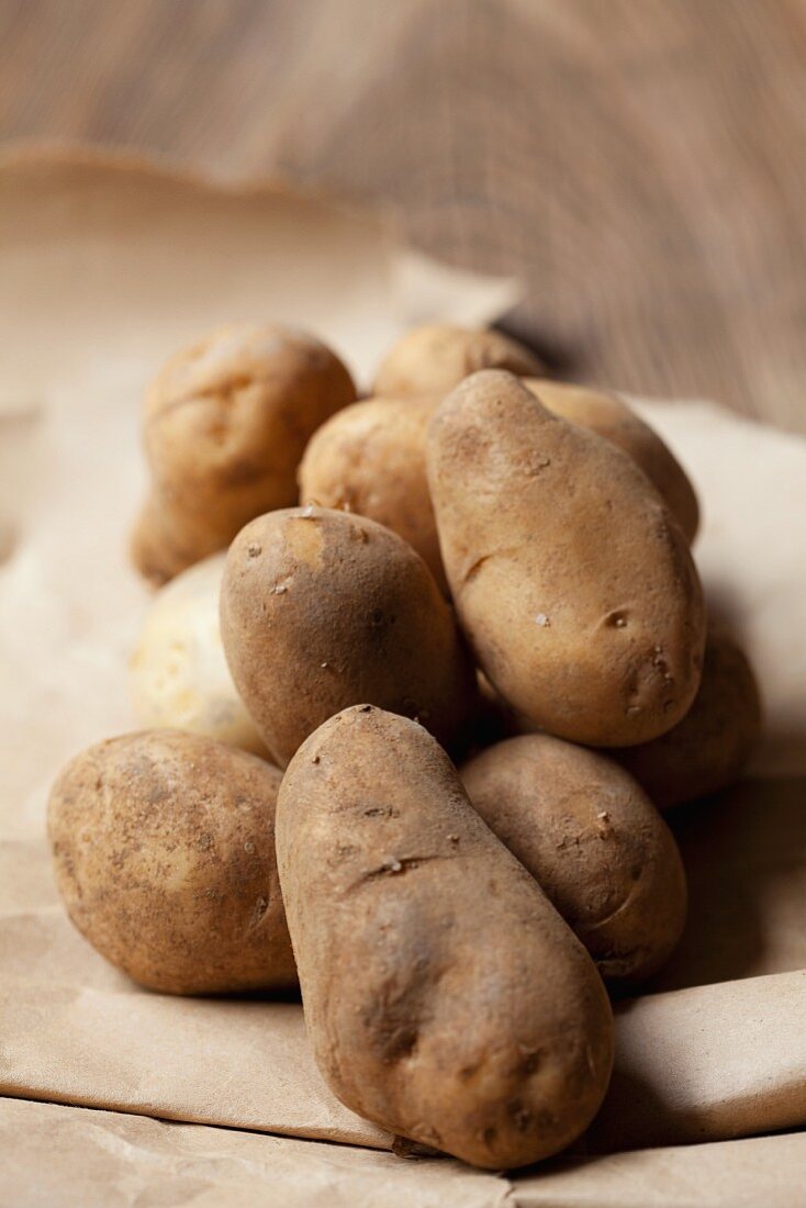 Charlotte-Frühkartoffeln auf braunem Papier