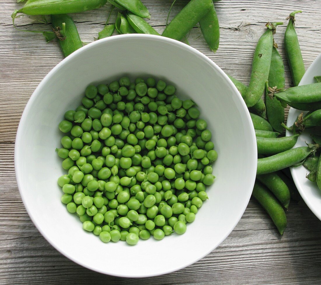 A bowl of freshly shelled peas (seen from above)