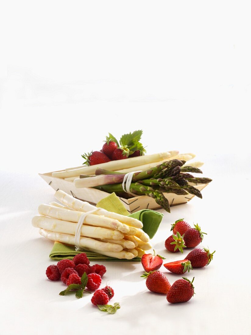 Spargel, Himbeeren und Erdbeeren