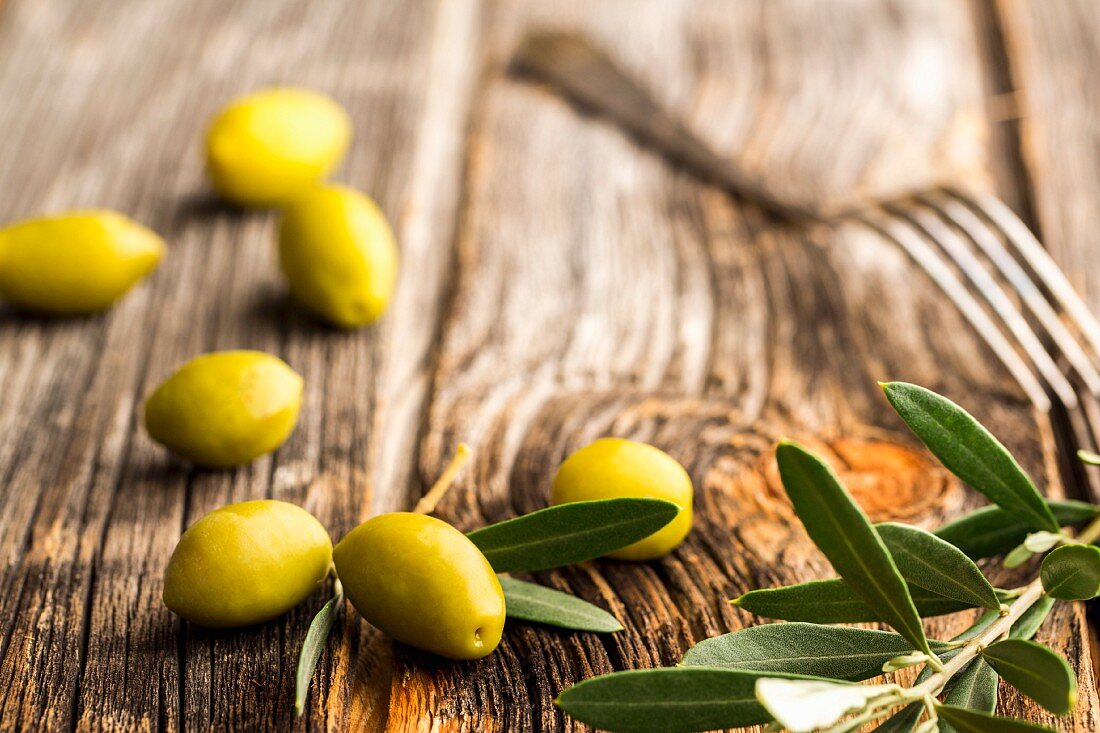 Frische Oliven auf Holzuntergrund