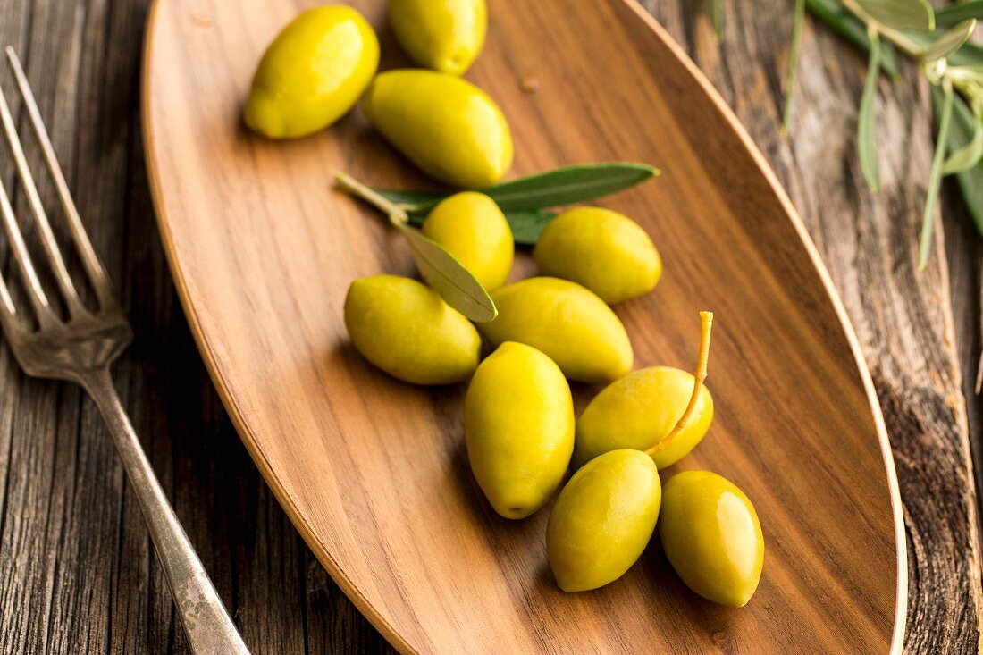 Frische Oliven auf Holzschale
