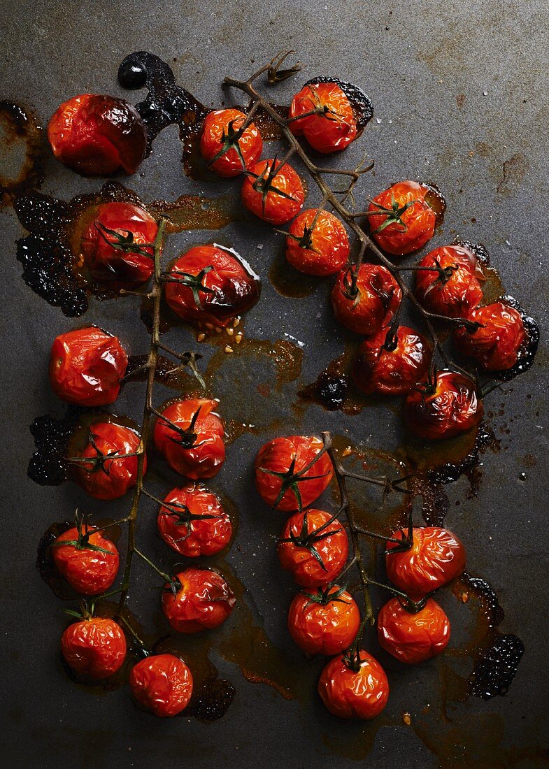 Oven-roasted cherry tomatoes (seen from above)