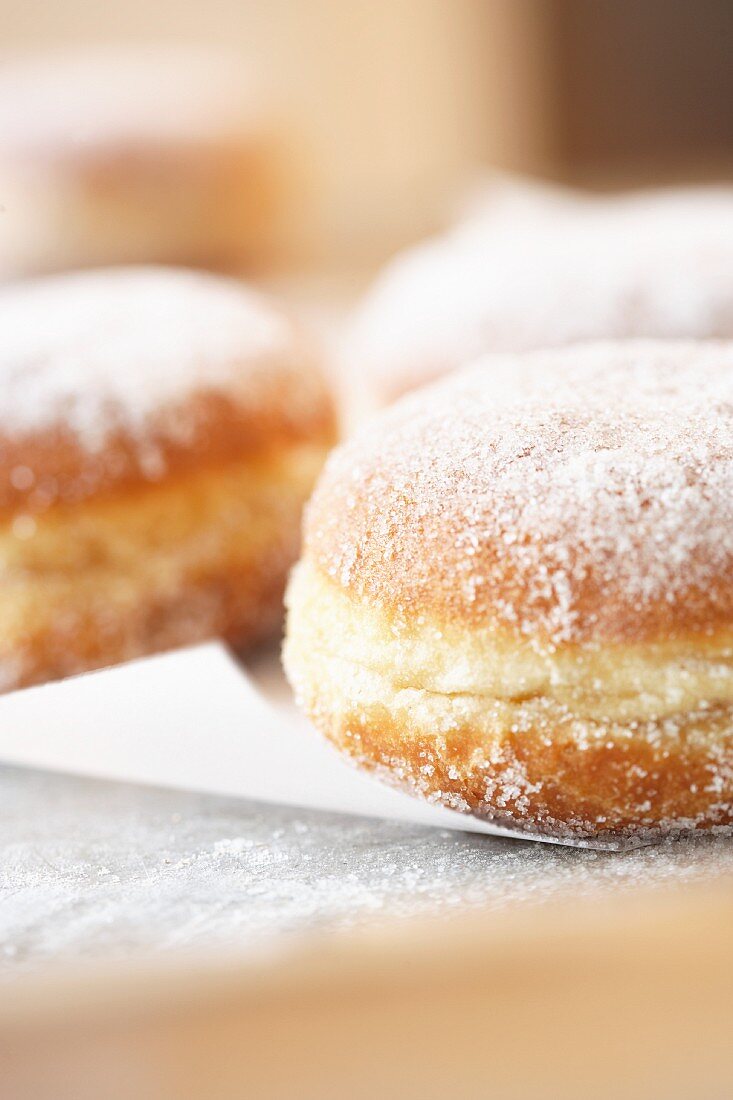 Krapfen mit Puderzucker (Nahaufnahme)