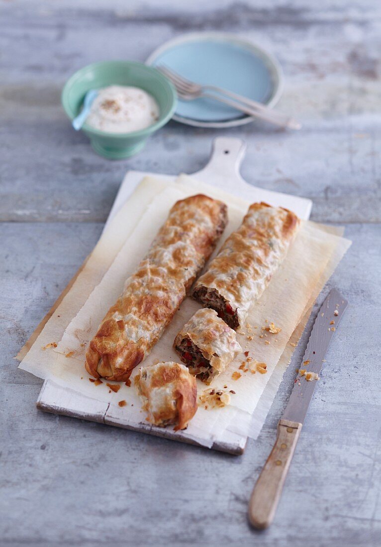 Minced meat strudel with yoghurt sauce