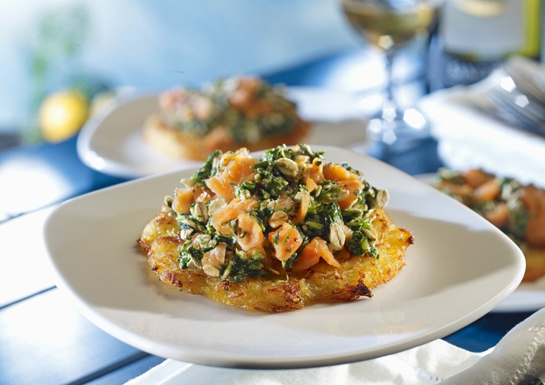 Kartoffelpuffer mit Lachs-Spinat-Topping – Bilder kaufen – 11406999 ...