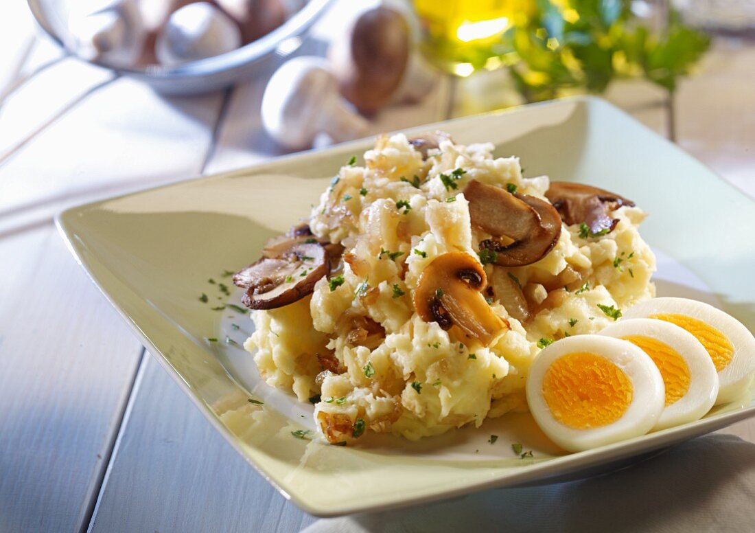 Kartoffelstampf mit Ei und Champignons