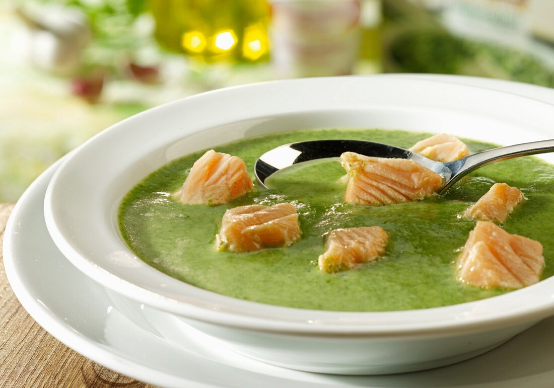 Spinatsuppe mit Lachs