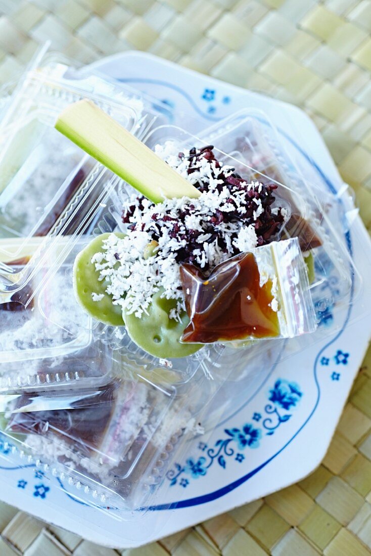 Balinese breakfast: black rice with palm sugar and pastry parcels