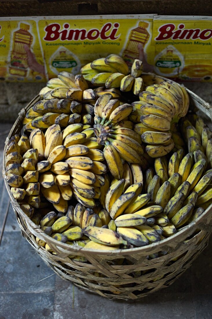 Bananen im Korb auf einem Markt in Bali