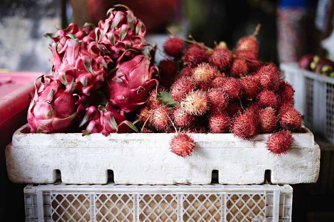 Pitahayas und Rambutan in Steige auf dem Markt