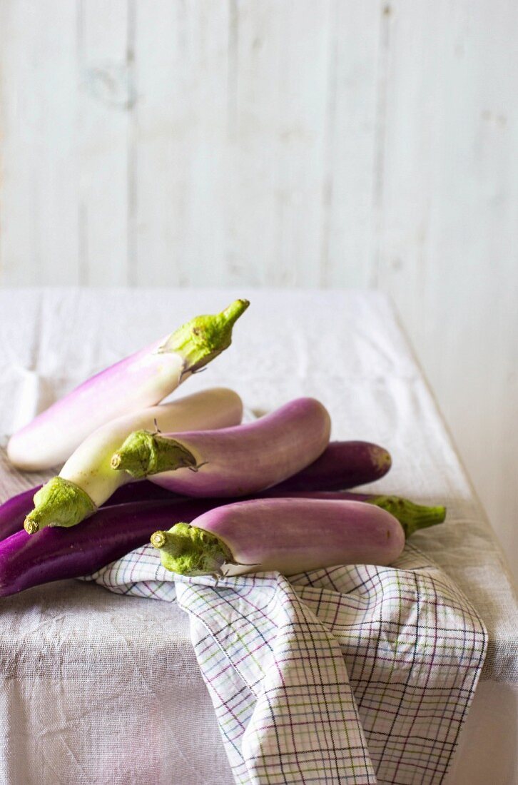 Purple and white aubergines on a table