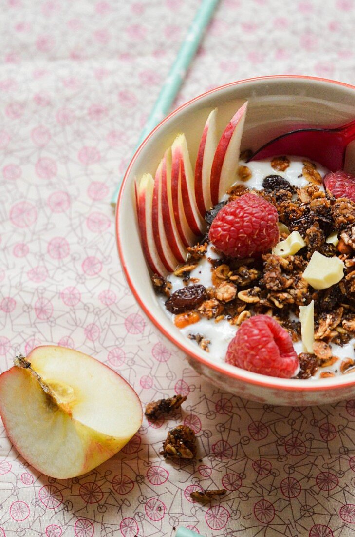 Müsli mit Joghurt, Himbeeren & Apfel in Müslischale