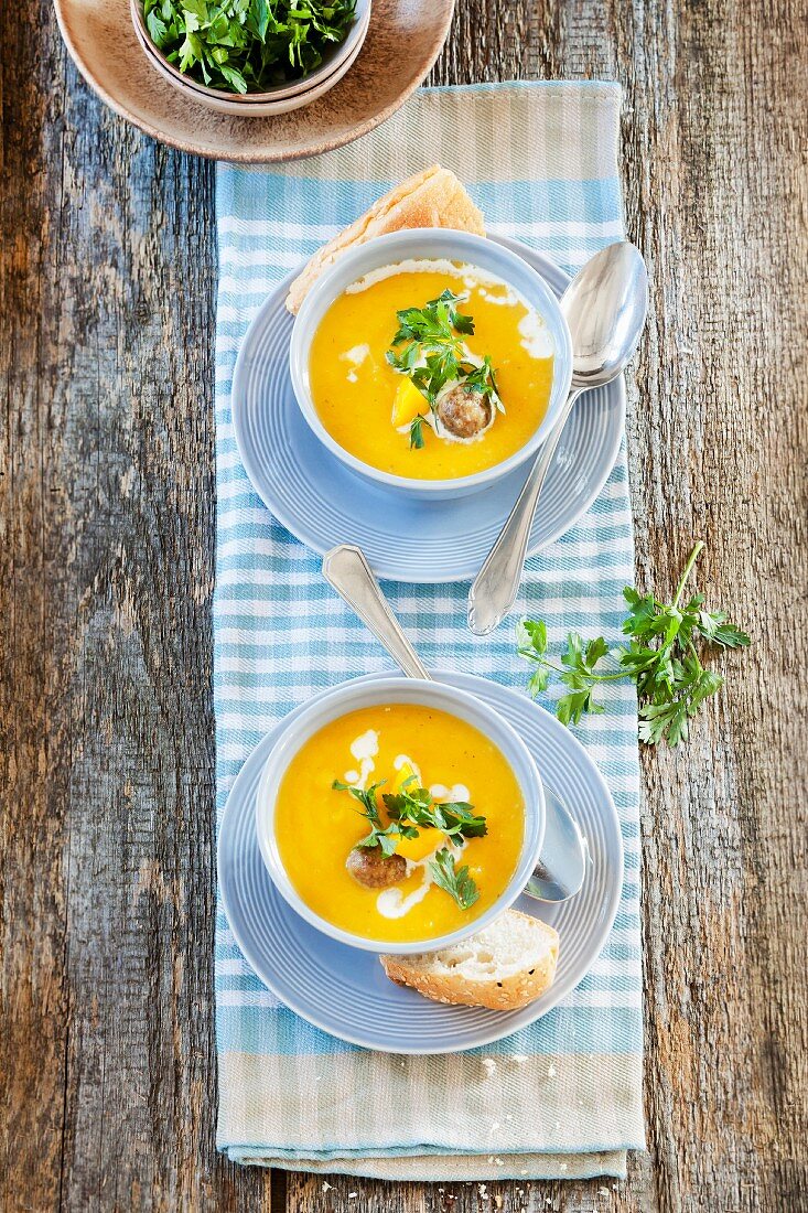 Butternusskürbis-Mango-Suppe mit Knäckebrotklösschen