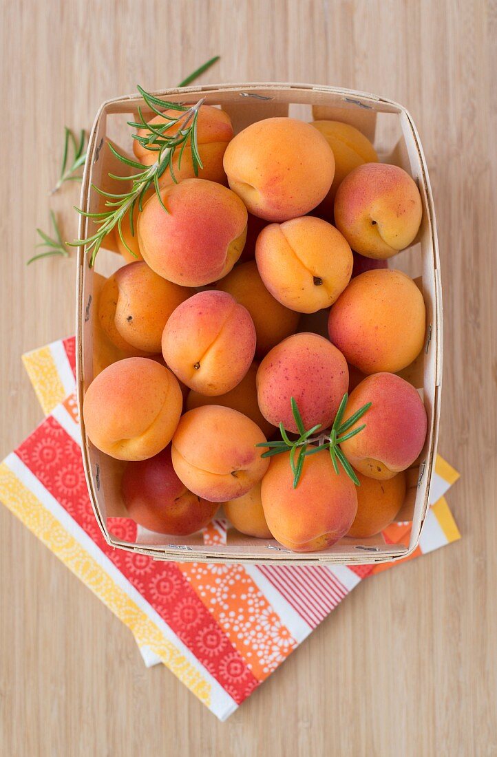 Frische Aprikosen in Spankörbchen (Aufsicht)
