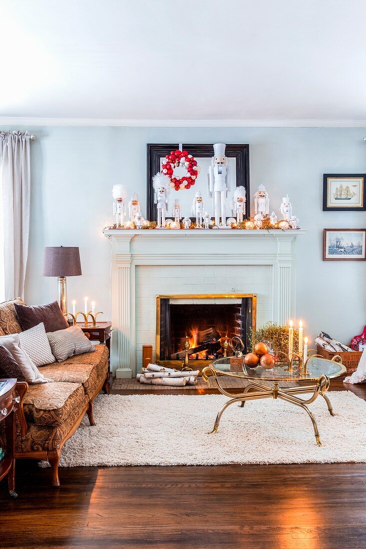 Sofa vor einem mit weissen Nussknackerfiguren weihnachtlich dekorierten Kamin