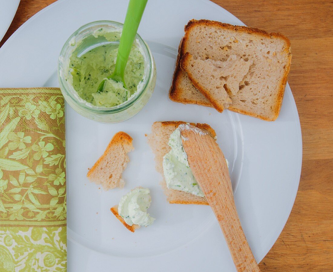 Toast mit Kräuterquark