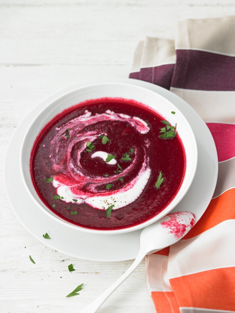 Rote-Bete-Suppe mit Sauerrahm