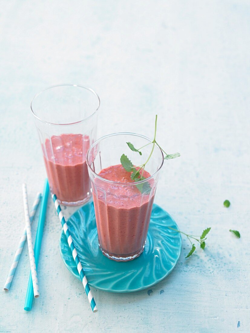 Strawberry smoothies with yoghurt