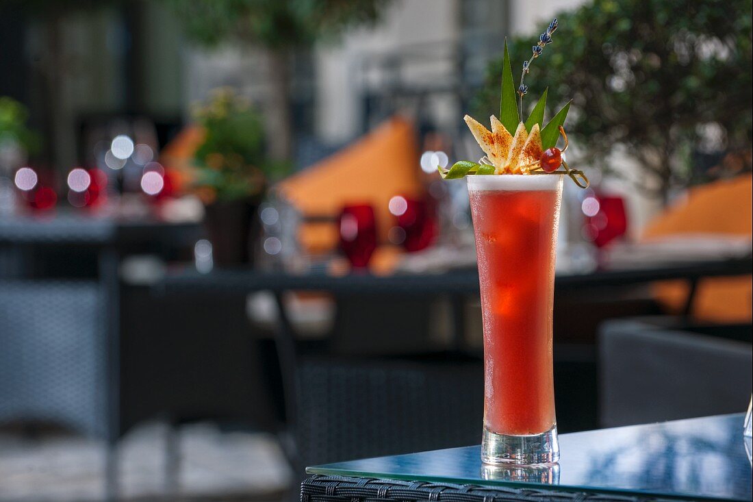 A red fruit cocktail on a patio table (Buddha-Bar Hotel, Paris)