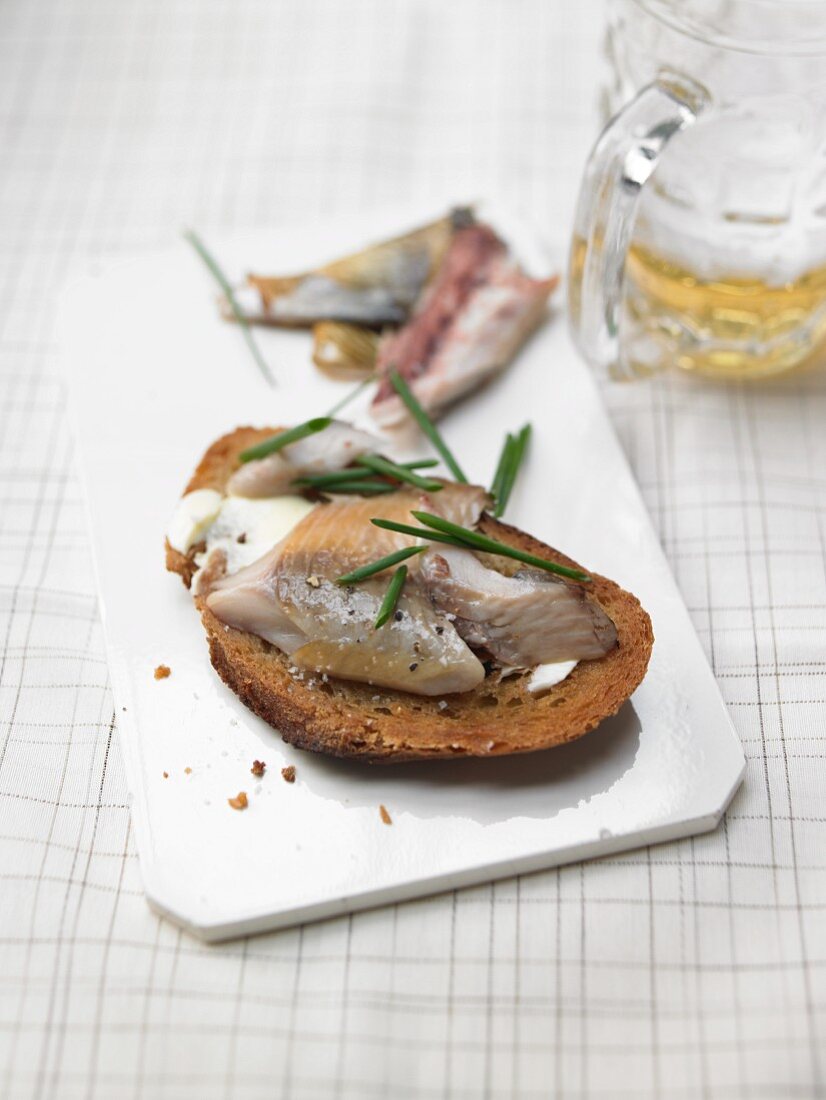 Räucherfisch auf Röstbrot mit Schnittlauch