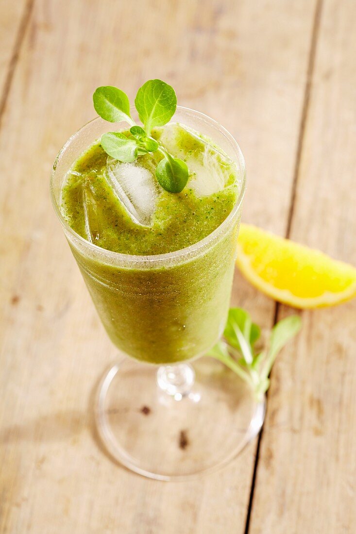 A lamb's lettuce and fruit smoothie