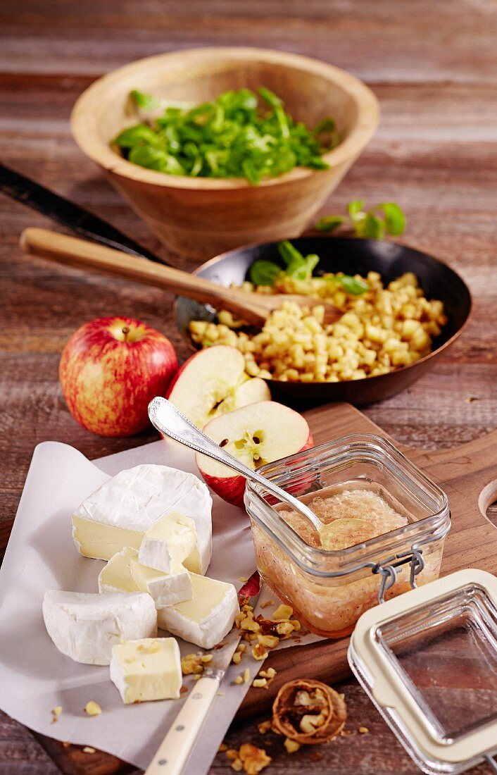 Zutaten für Feldsalat mit Apfeldressing und Walnüssen
