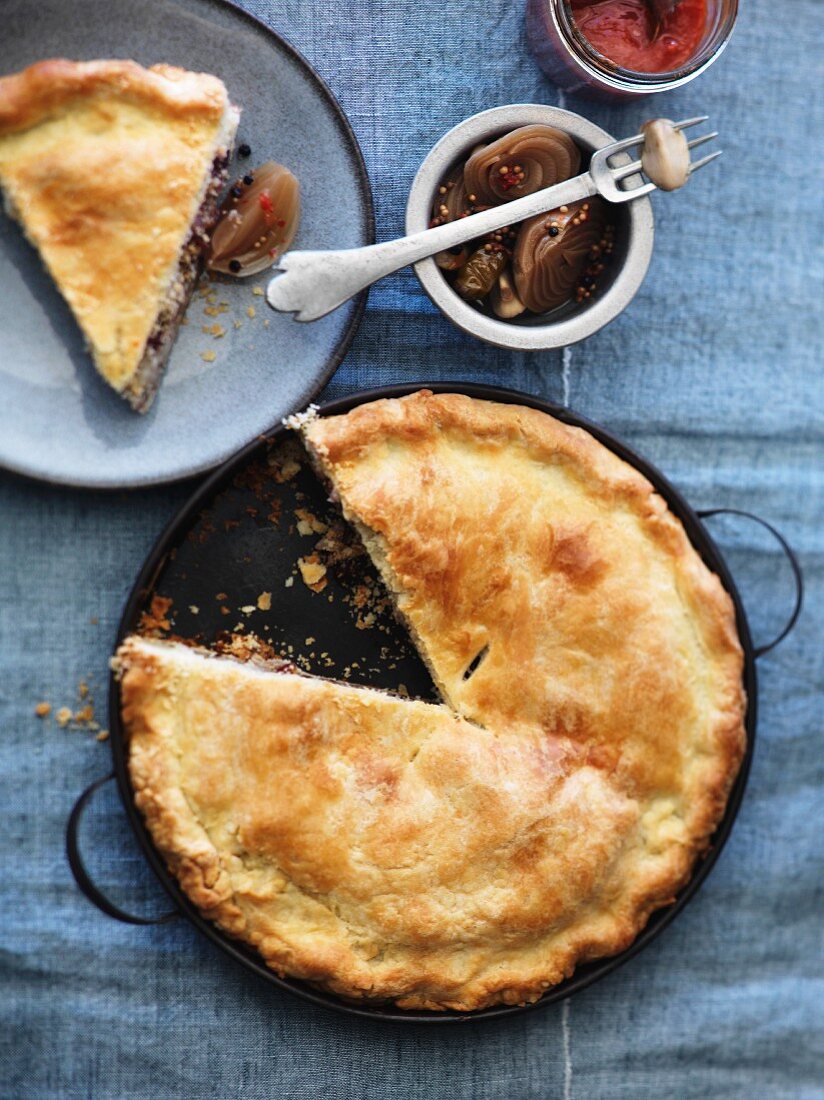 Pikante Pie mit Zwiebeln, angeschnitten