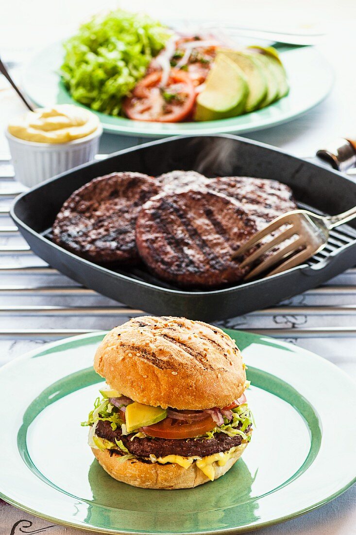 Rindfleisch-Burger mit Salat und Aioli