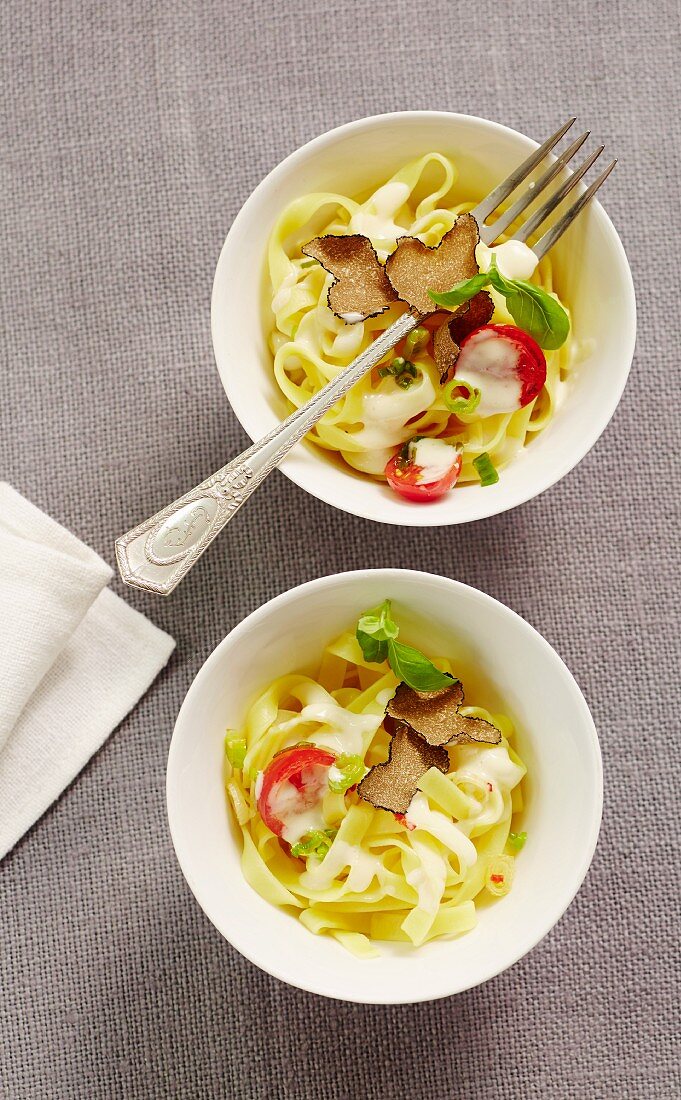 Tagliatelle with truffles and tomatoes (seen from above)