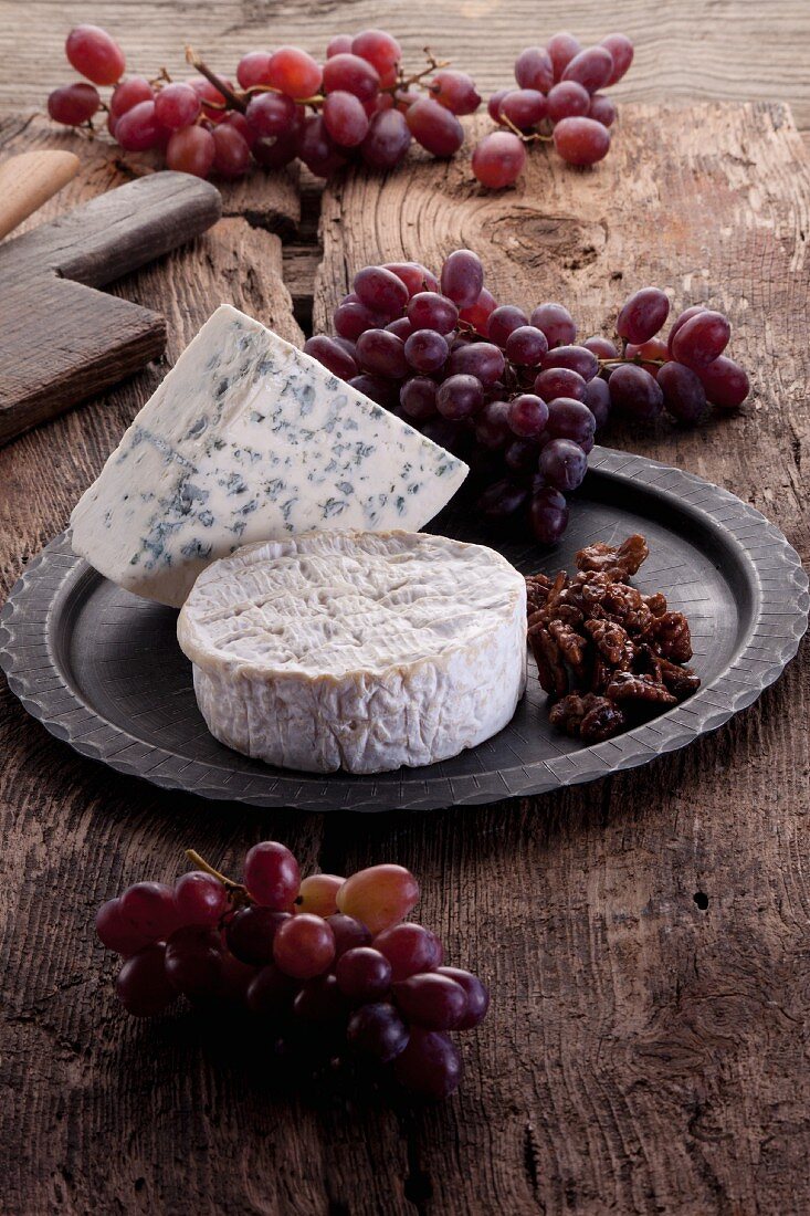 Brie and blue cheese with grapes and caramelised nuts