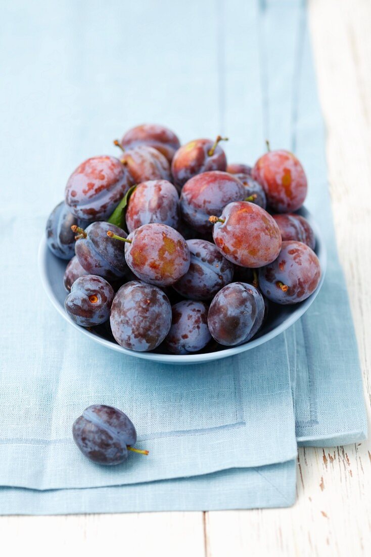 A bowl of plums