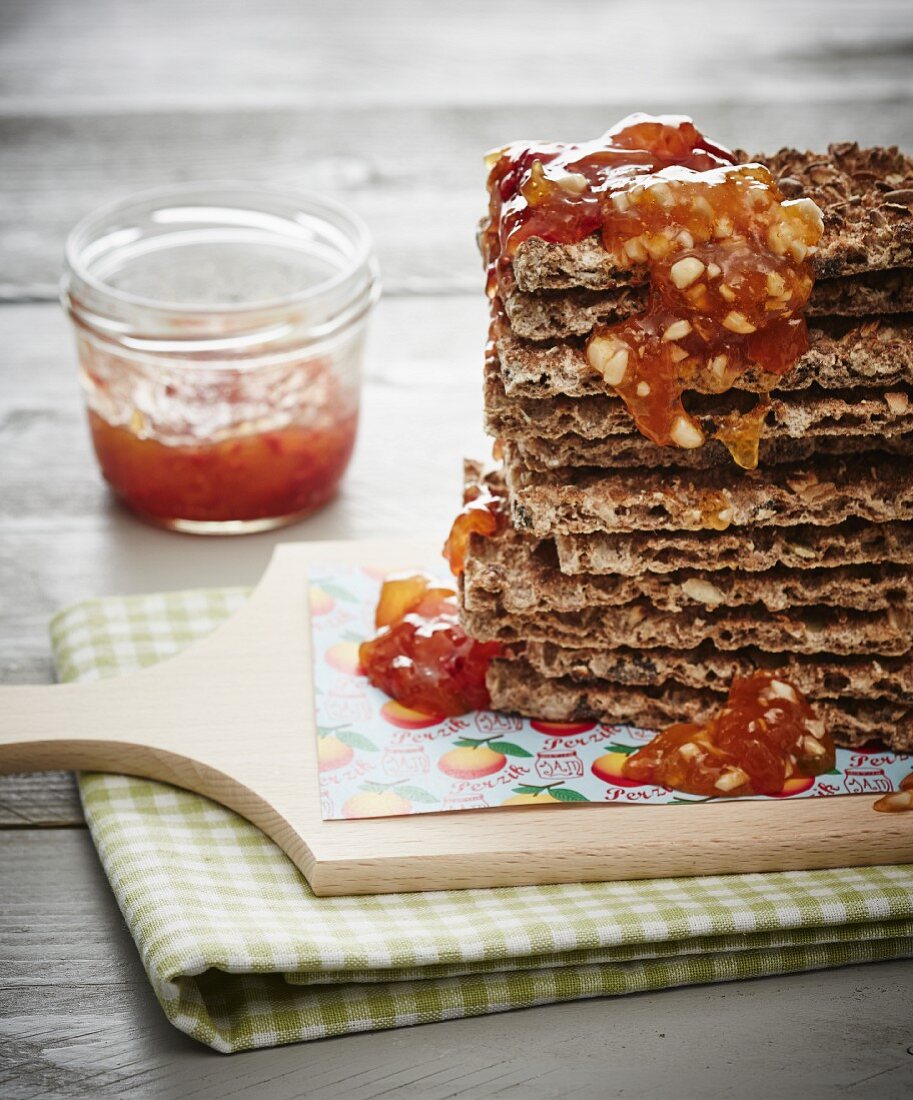 Pfirsichmarmelade auf Knäckebrot