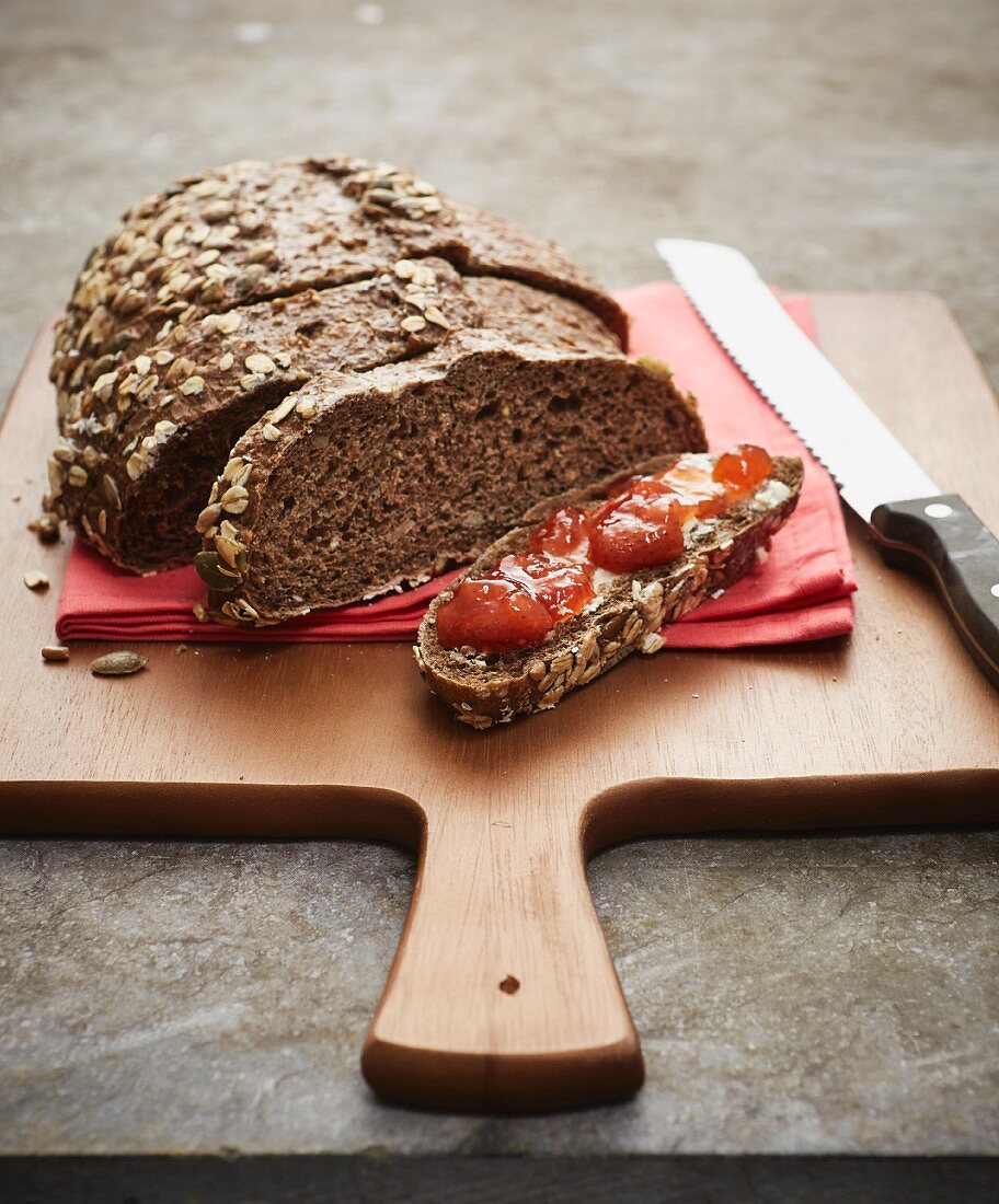 Vollkornbrot mit Erdbeermarmelade