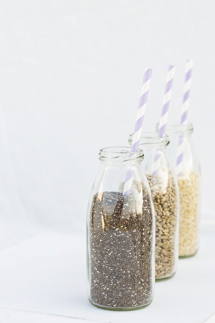 Chia, Sonnenblumenkerne & Quinoa in Milchflaschen
