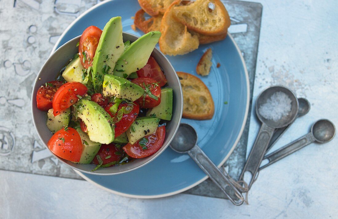 Avocado salad with tomatoes