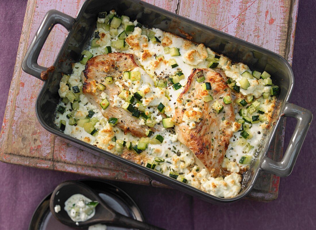 Mediterrane Putenschnitzel mit Zucchini und Feta