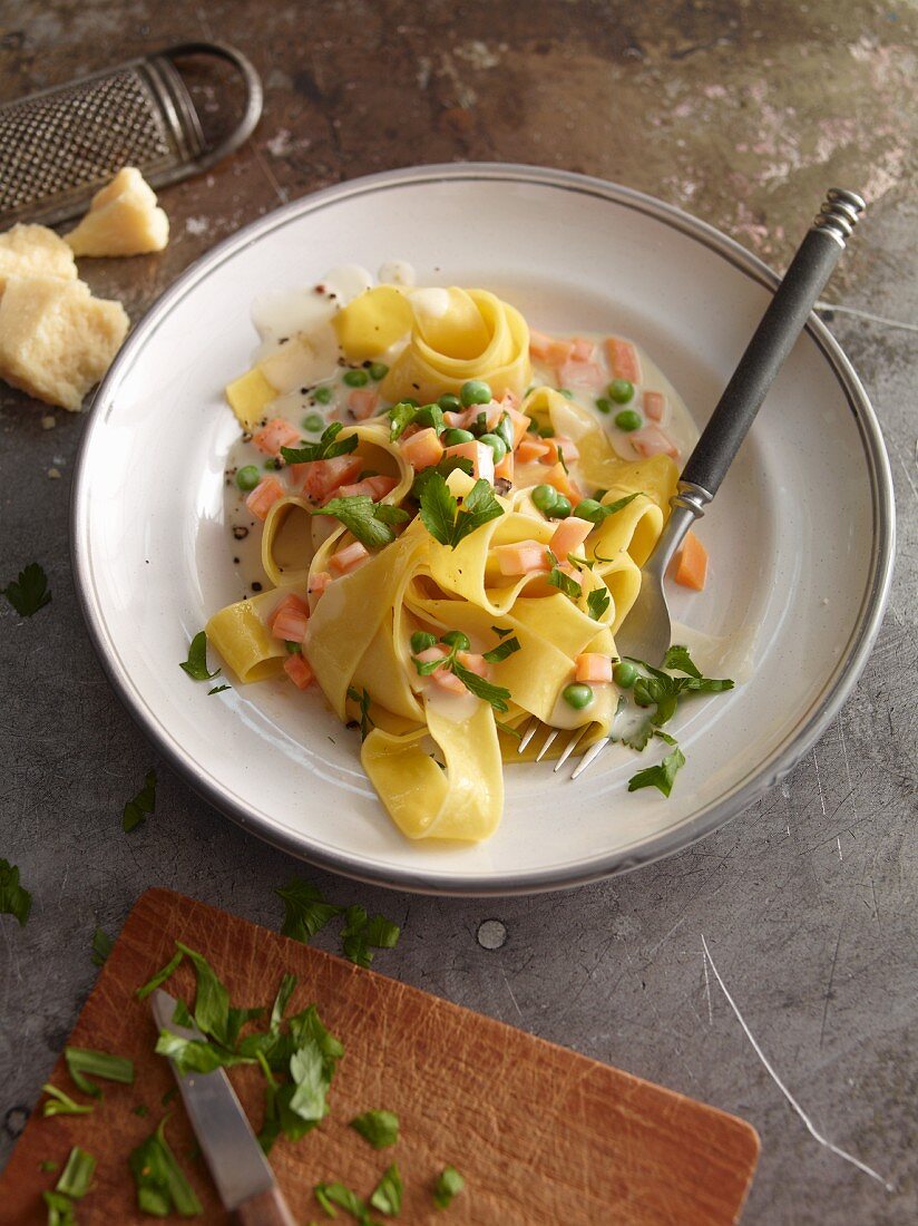Tagliatelle with peas and carrots