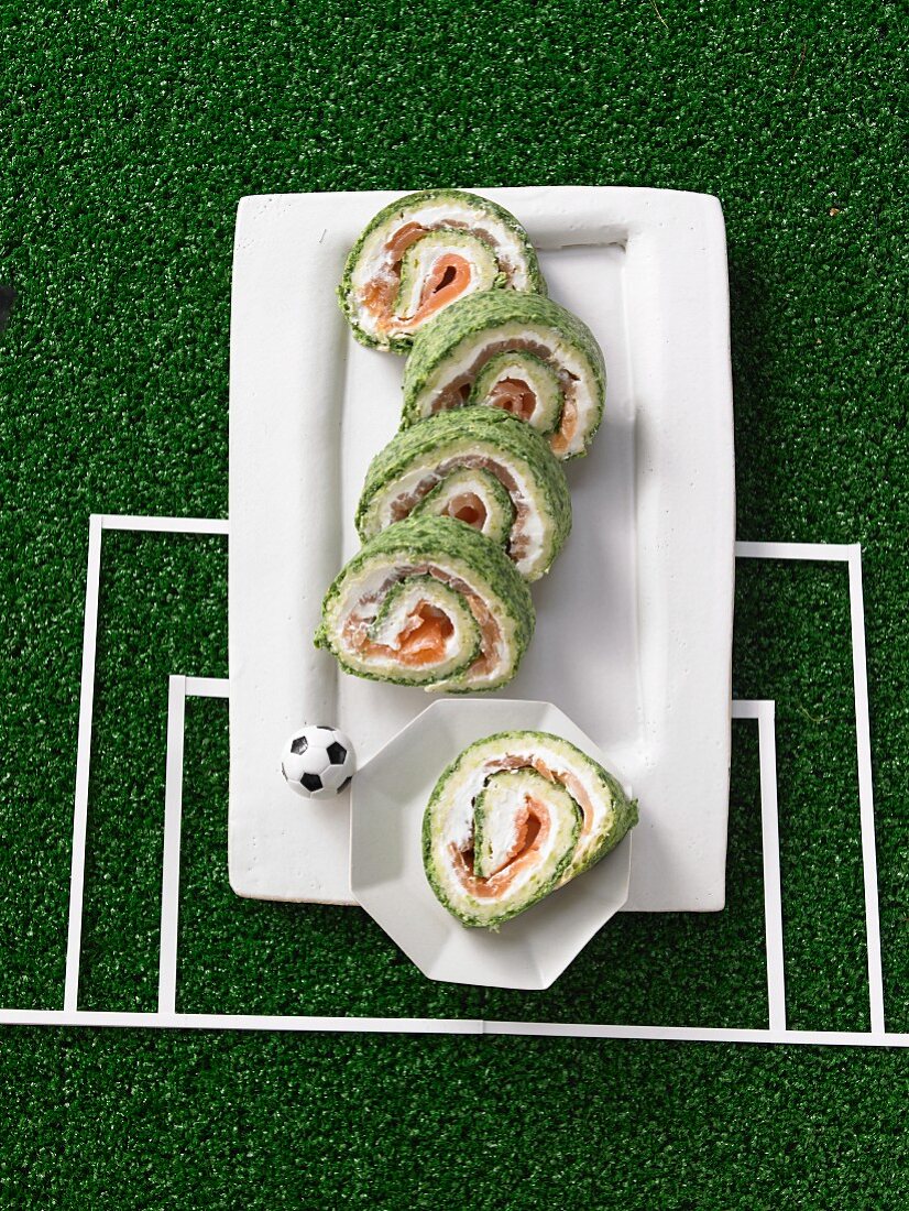 Lachsrolle mit Spinat und Frischkäse für eine Fussballparty