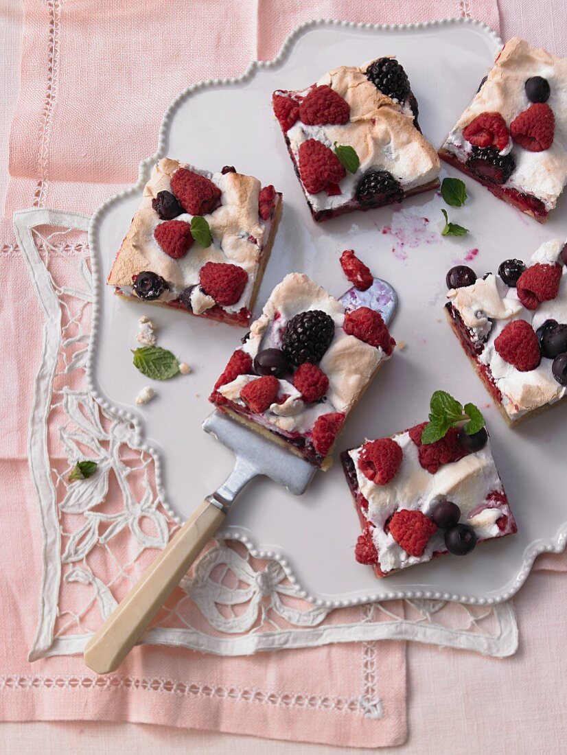 Summer berry cake with meringue