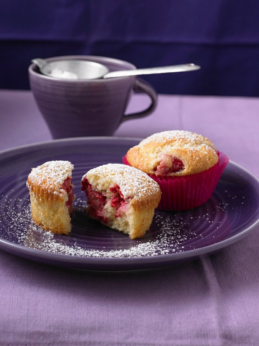 Cream cheese muffins with raspberries and icing sugar